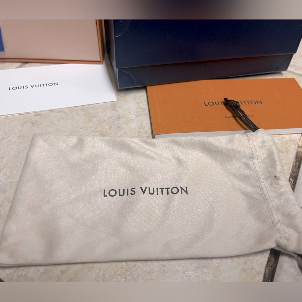 SOLD!!!!!!RARE✨LV men’s Epi Audrey sunglasses w/case, box, bag and COA - Picture 15 of 16
